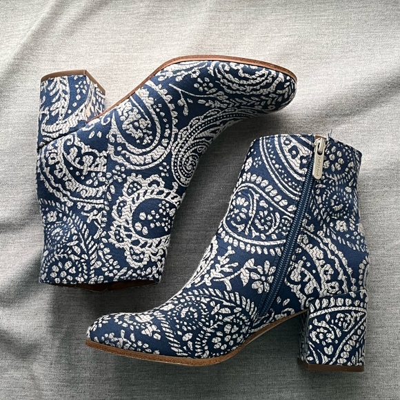 Indigo Shoes - HP • Womens Blue & White Paisley Indigo Rd. Heeled Boots